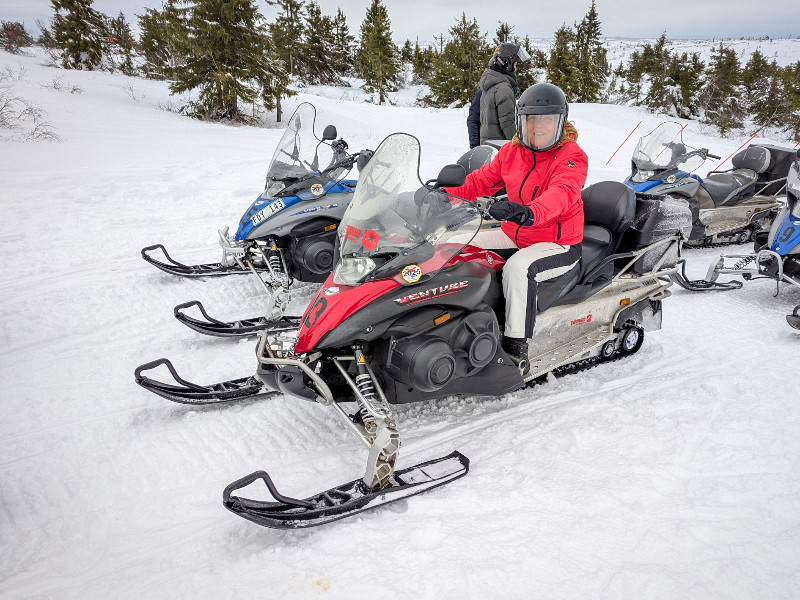 Even poseren op de sneeuwscooter voordat we weer op pad gaan
