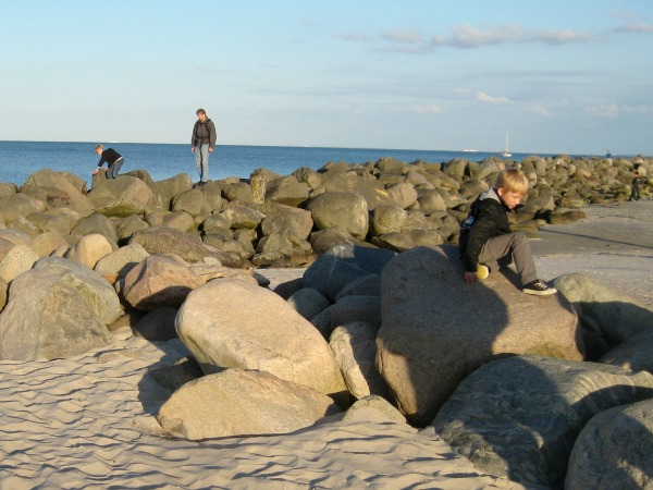 Grote rotsen op het strand aan de Oostzeekust