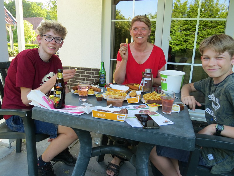 Wij snacken bij de bungalow