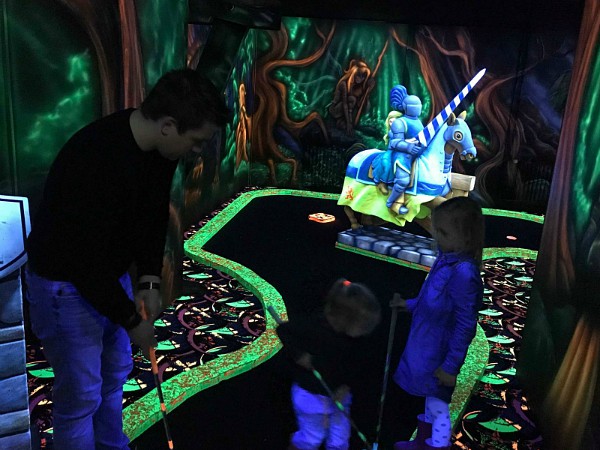 De kids van Bianca spelen een potje glowgolf