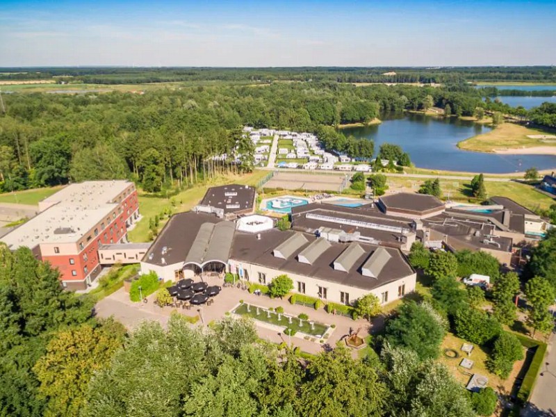 Het hotel en beautycentrum met op de achtergrond het meer en de camping