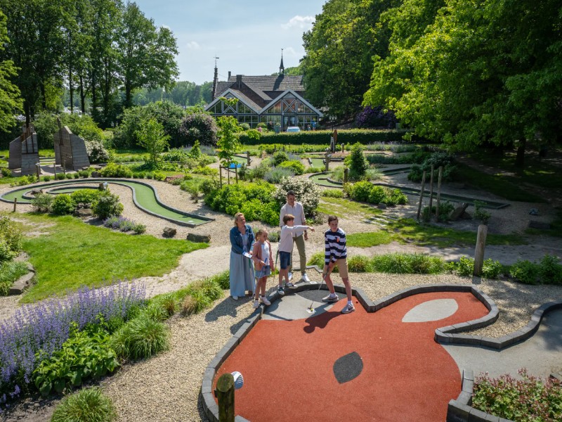 Patrick aan het putten bij de oude minigolf