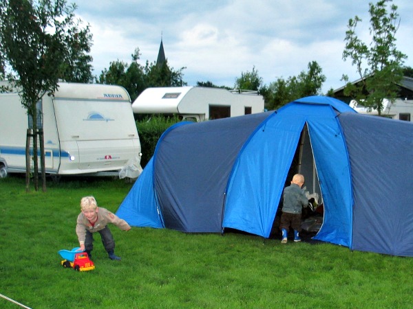 Een kleine camping is vaak goedkoper dan een grote