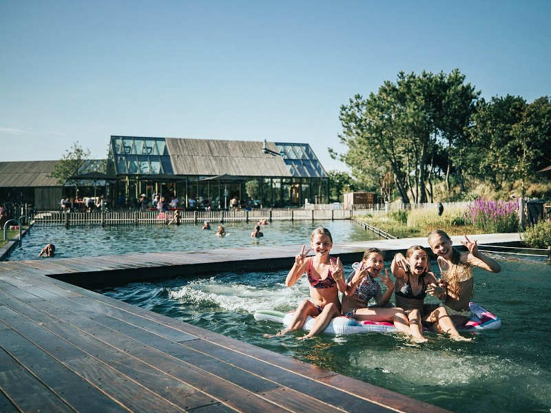 Een natuurbad bij kleinschalig vakantiepark de Klepperstee
