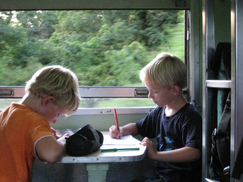 Lekker kleuren in de trein