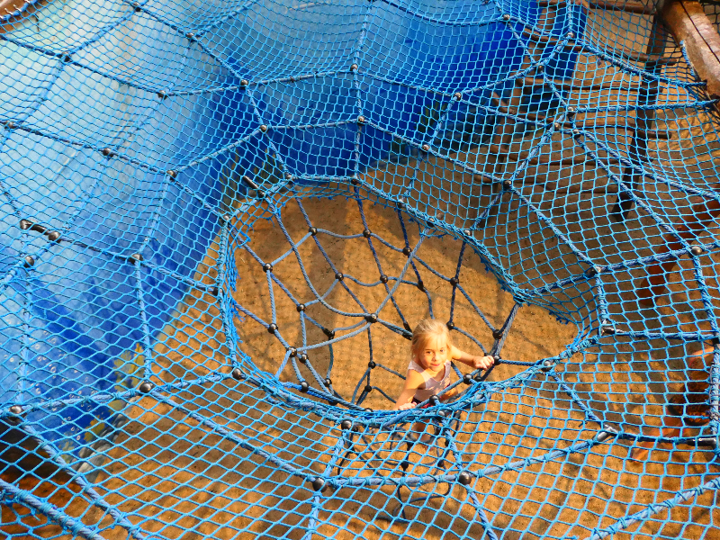 De blauwe netten, het "water", zijn sterk genoeg om op te lopen.