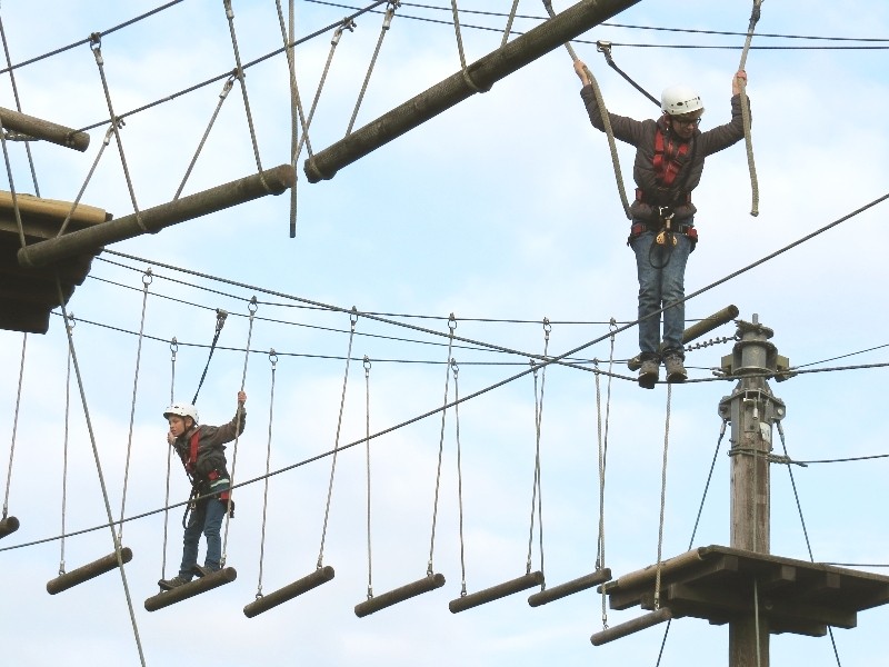 Het klimpark ligt direct naast de camping