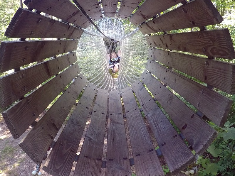 Tycho rust uit in de netten van het klimbos