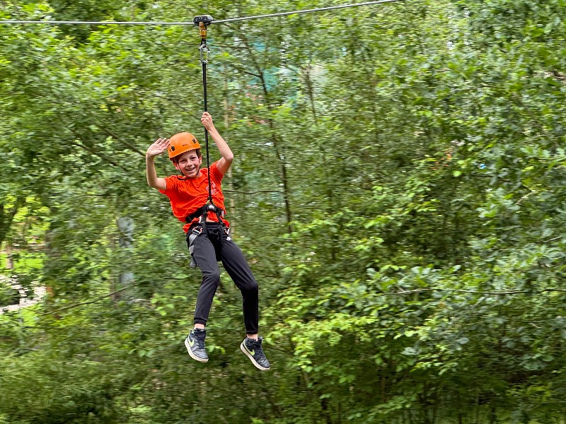 Met de zipline naar beneden, whieee