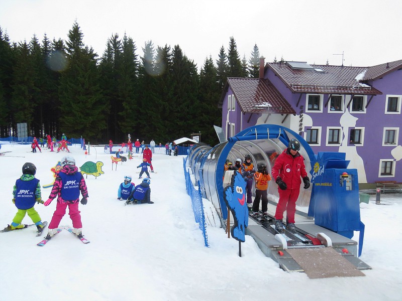 Kinderhelling in Klinovec. Kinderopvang zit in Penzion Max, het Paarse gebouw.