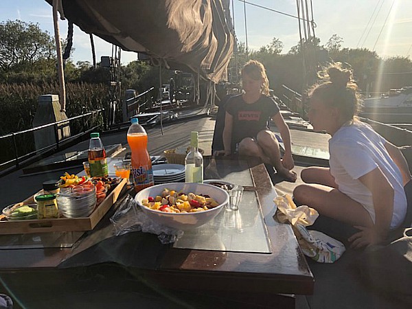 Lekker samen eten aan dek in het zonnetje!