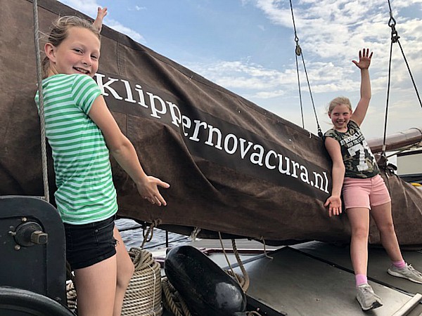 Zeilervaring is niet nodig, maar wie wil, mag gezellig met alles meehelpen!