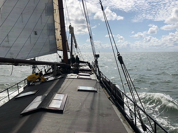 Heerlijk de wind door je haren tijdens het zeilen!