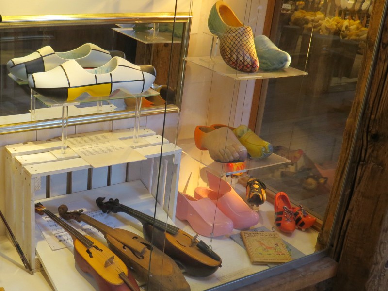 Bijzondere klompen in het klompenmuseum
