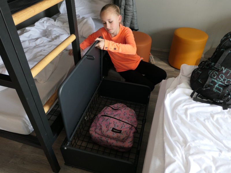 In de kamer kan je je tas in een stalen box doen en afsluiten met een hangslot