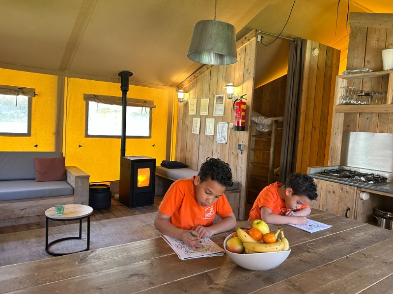 Lekker knutselen bij de kachel in de tent bij Camping Landal Coldenhove