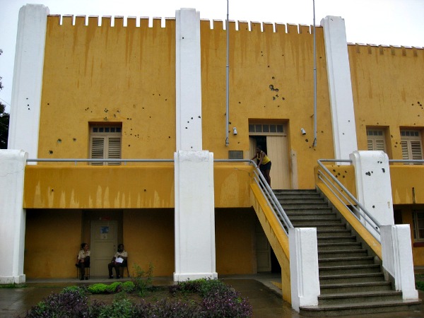 Kogelgaten in de kazerne Cuartel Moncada