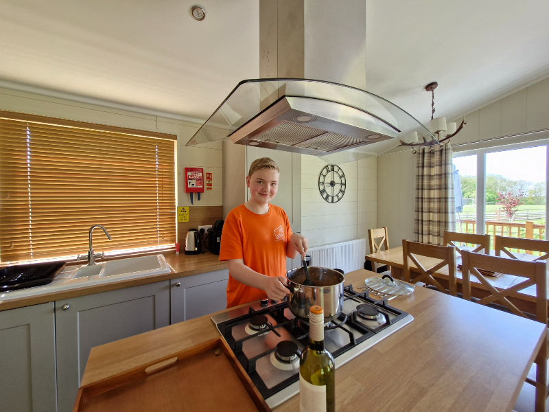 Koken in de open keuken Rockingham Forest