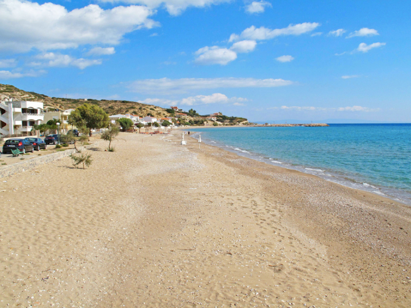 Het kindvriendelijke strand Komi beach in het zuiden van Chios.