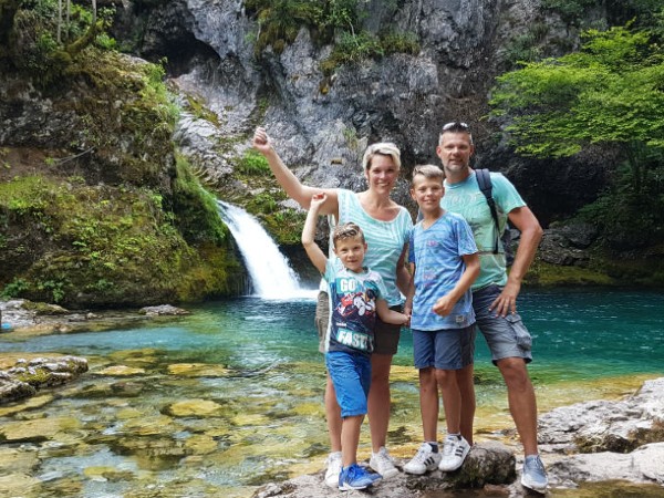 Gezinsfoto bij een waterval in Albanië