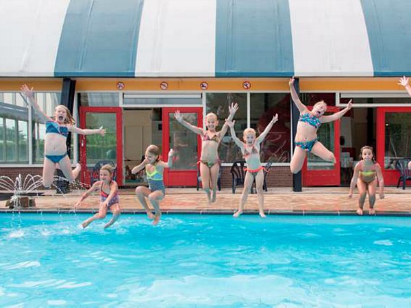 dolle pret in het buitenbad bij camping koningshof in Rijnsburg