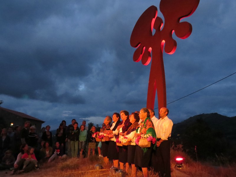 Het seniorenkoor van Faia bij de opening van het festival