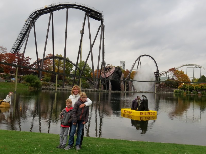 We poseren voor de Kraken achtbaan