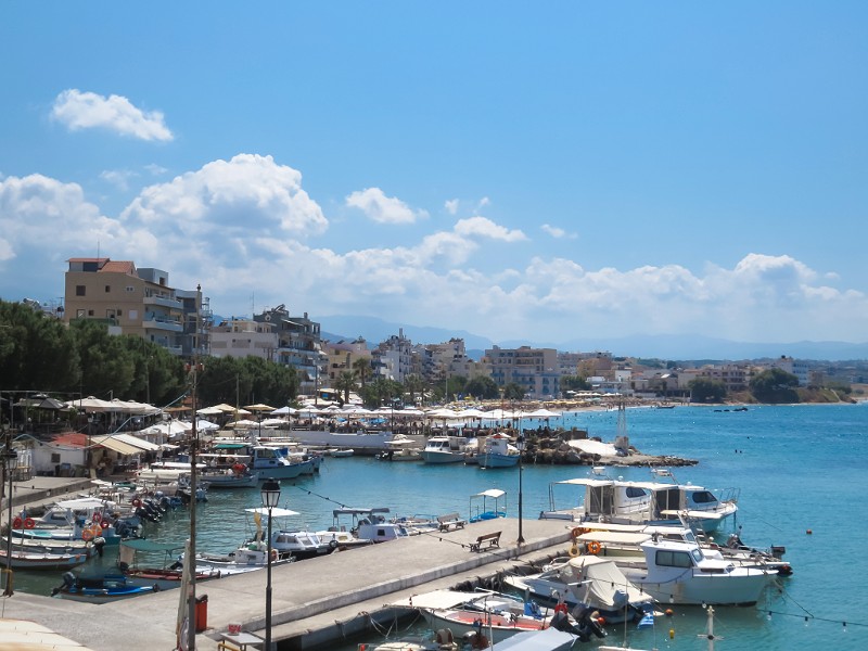 Langs de noordkust vind je veel bruisende havenstadjes en dorpjes, zoals hier in Chania.