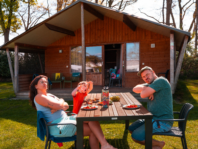 Aan tafel bij de accommodatie