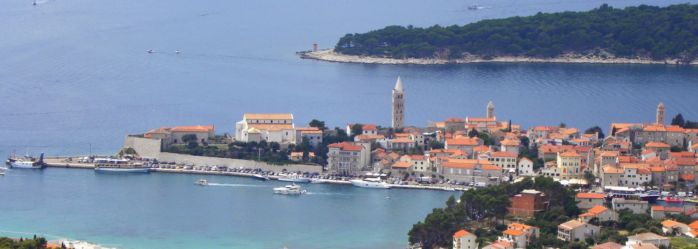 Uitzicht over de stad op het eiland Rab in Kroatië