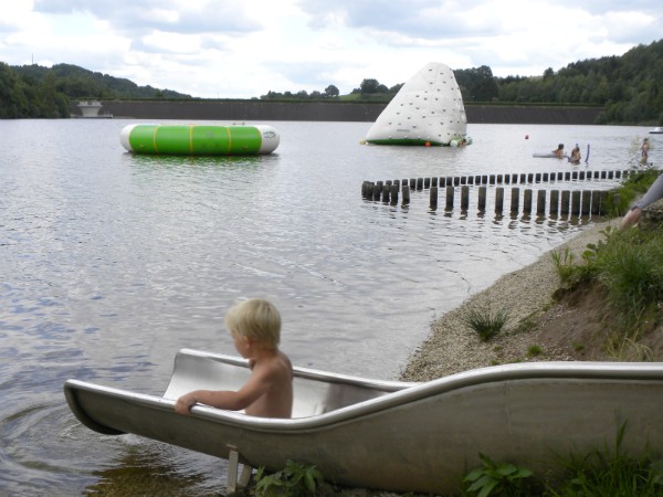 Van de glijbaan in het meer bij Eifelpark Kronenburger See