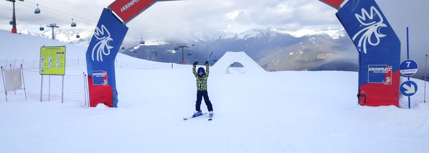 Mark skiënd in Kronplatz, kindvriendelijk deelgebied van wintersportgebied Dolomiti Superski in Zuid-Tirol