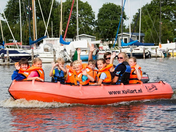 Varen met een groep jonge tieners