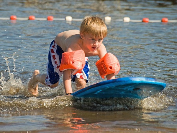 lekker spelen in het water bij het strandje op het vakantiepark