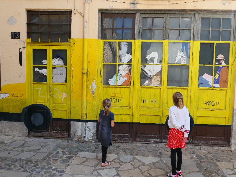 Dit kunstwerk heet "zoek de kat". Kan jij hem vinden?