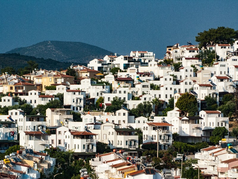 Typische witte huizen in het Turkse Kusadasi