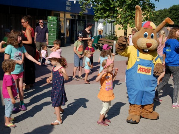 Koos Konijn waagt een dansje met de kinderen