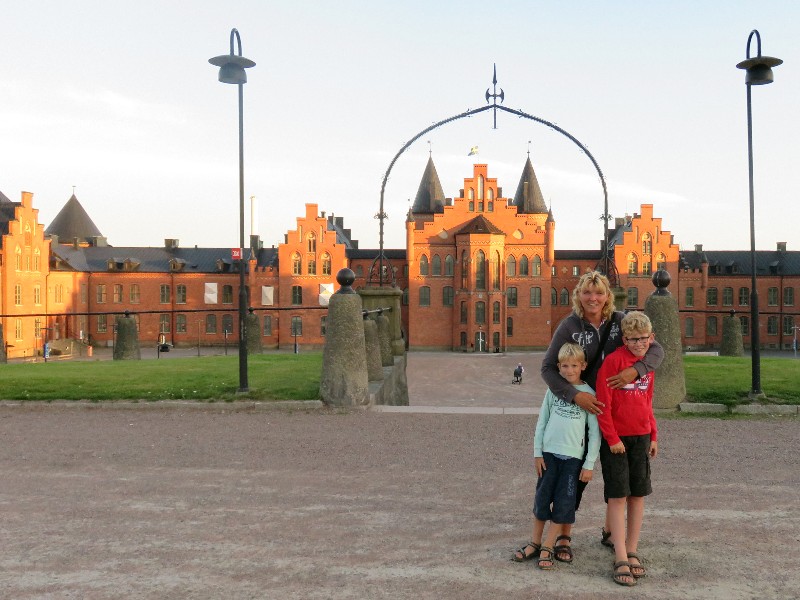 We verkennen het terrein rond de kazerne van Kviberg