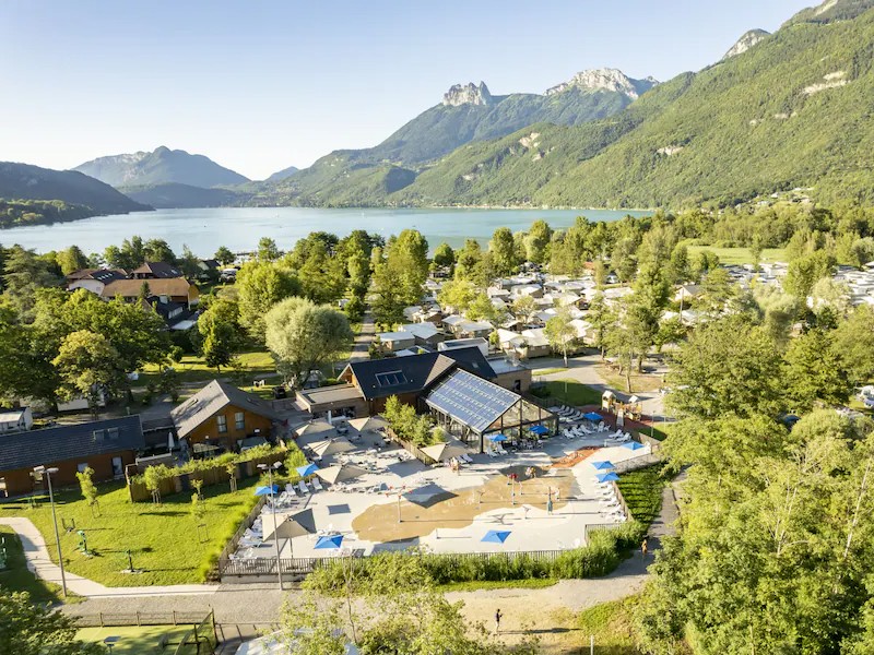 Camping La Nublière met het meer op de achtergrond