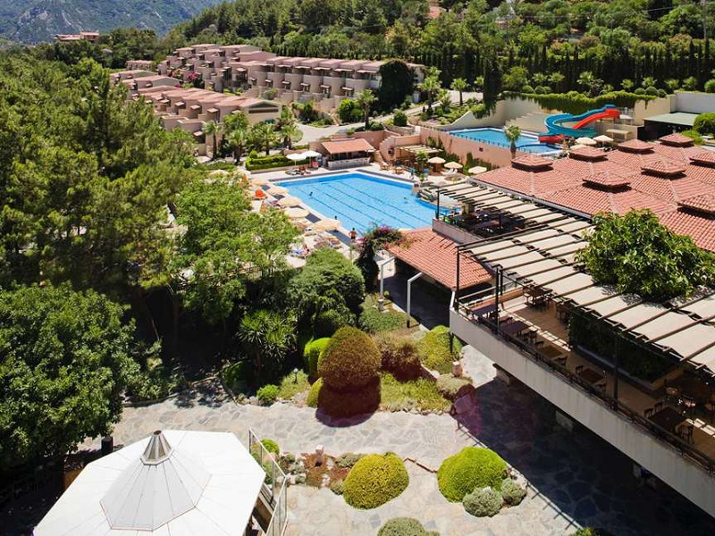 Labranda Mares in Marmaris heeft ook een zwembad met twee waterglijbanen