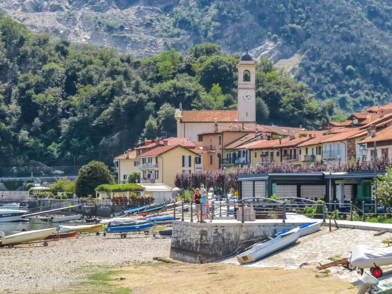 Sabine en de kinderen aan de oevers van het Lago Maggiore in Italië