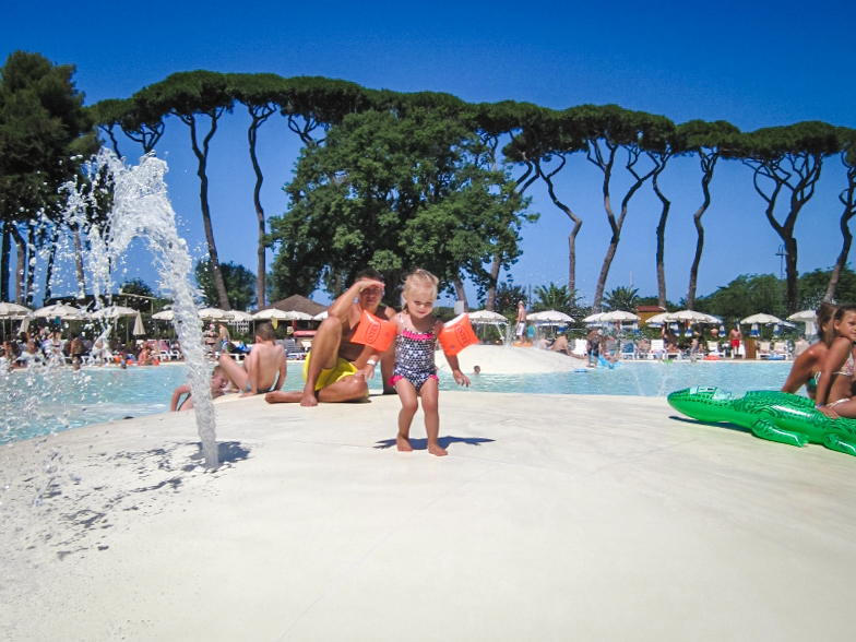 glijrots in het zwembad van camping Albatros in Toscane