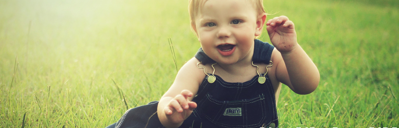 Baby in het gras op vakantie