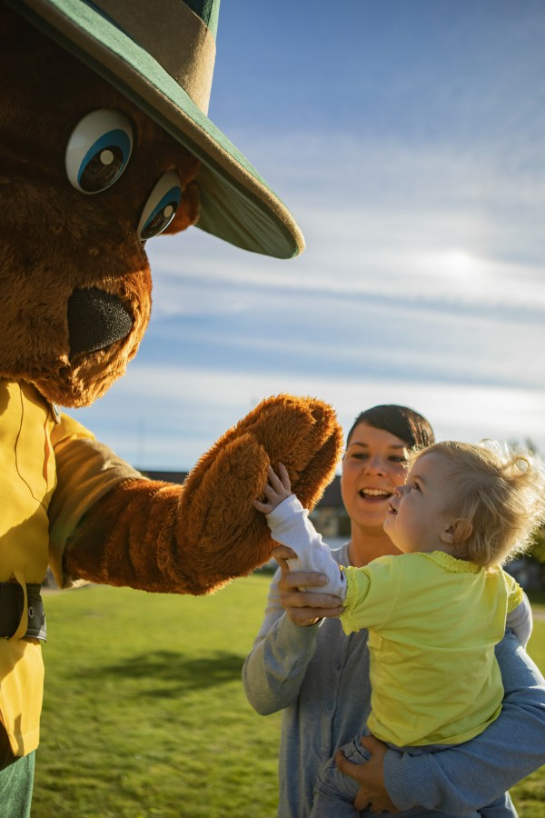 Bollo geeft high five aan een baby