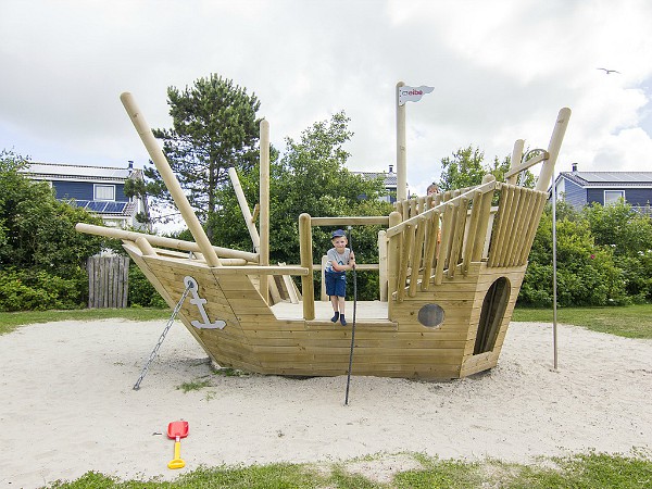 Speelschip bij Landal Beach Resort Texel