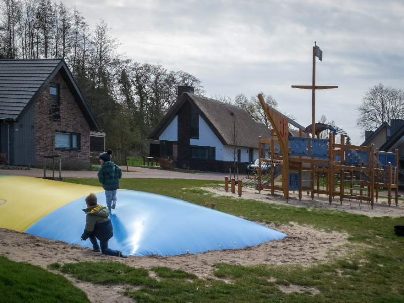 Speeltuintje tussen de vakantiehuizen bij Landal Berger Duinen