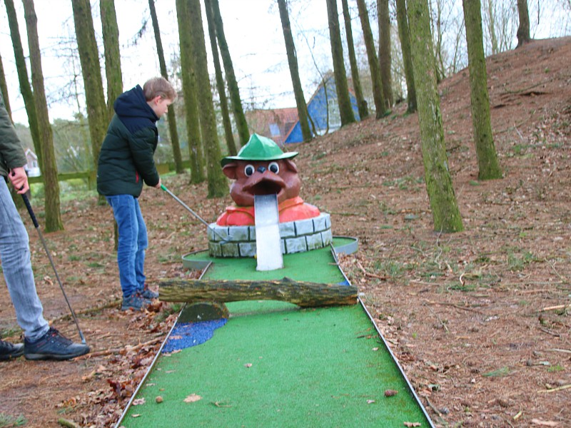 Tycho in actie tijdens de midgetgolf