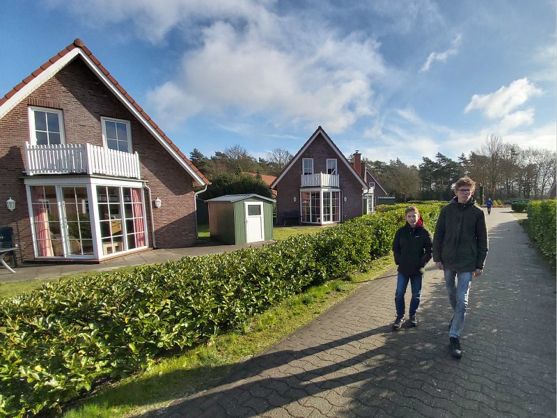 Wandelen door het park van Landal Dwergter Sand