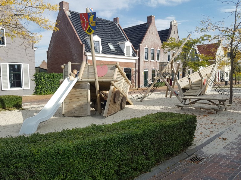 Het speelschip tussen de bungalows van Landal Esonstad