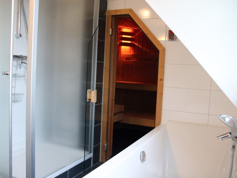 Naast sauna en sunshower is er ook een ligbad…